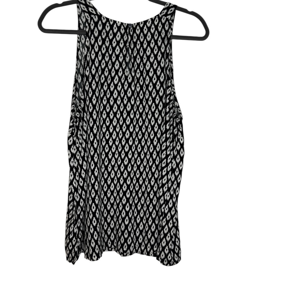 Old Navy Sleeveless High Neck Geometric Tank Top - Picture 4 of 8
